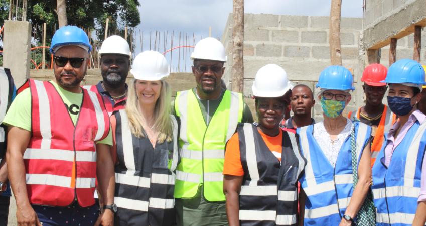 EG Tarlue (middle) sandwiched by USAID and Bong Co. officials Photo Credit: CBL